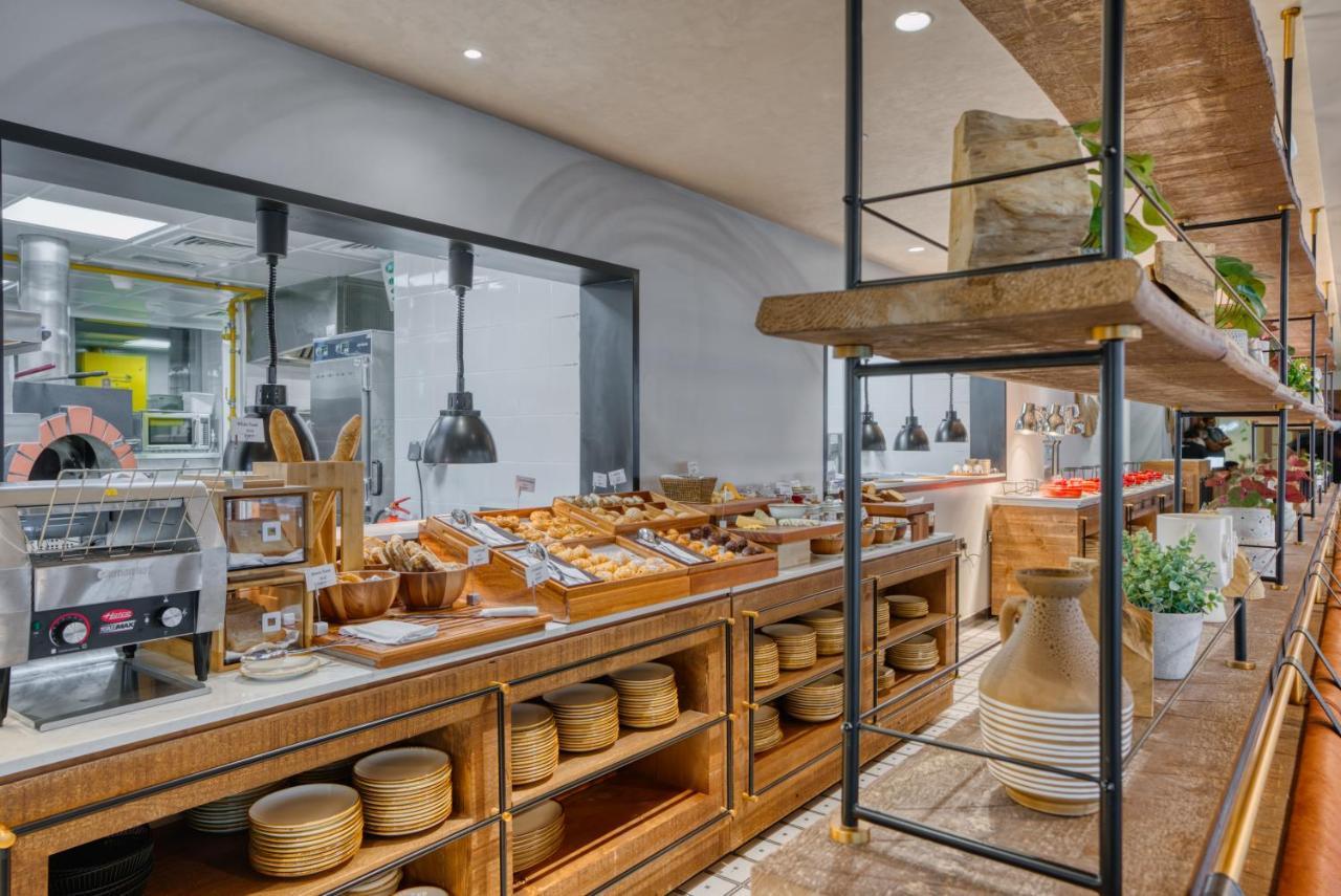 ホテル The First Collection Dubai Business Bay エクステリア 写真 Breakfast buffet at the hotel