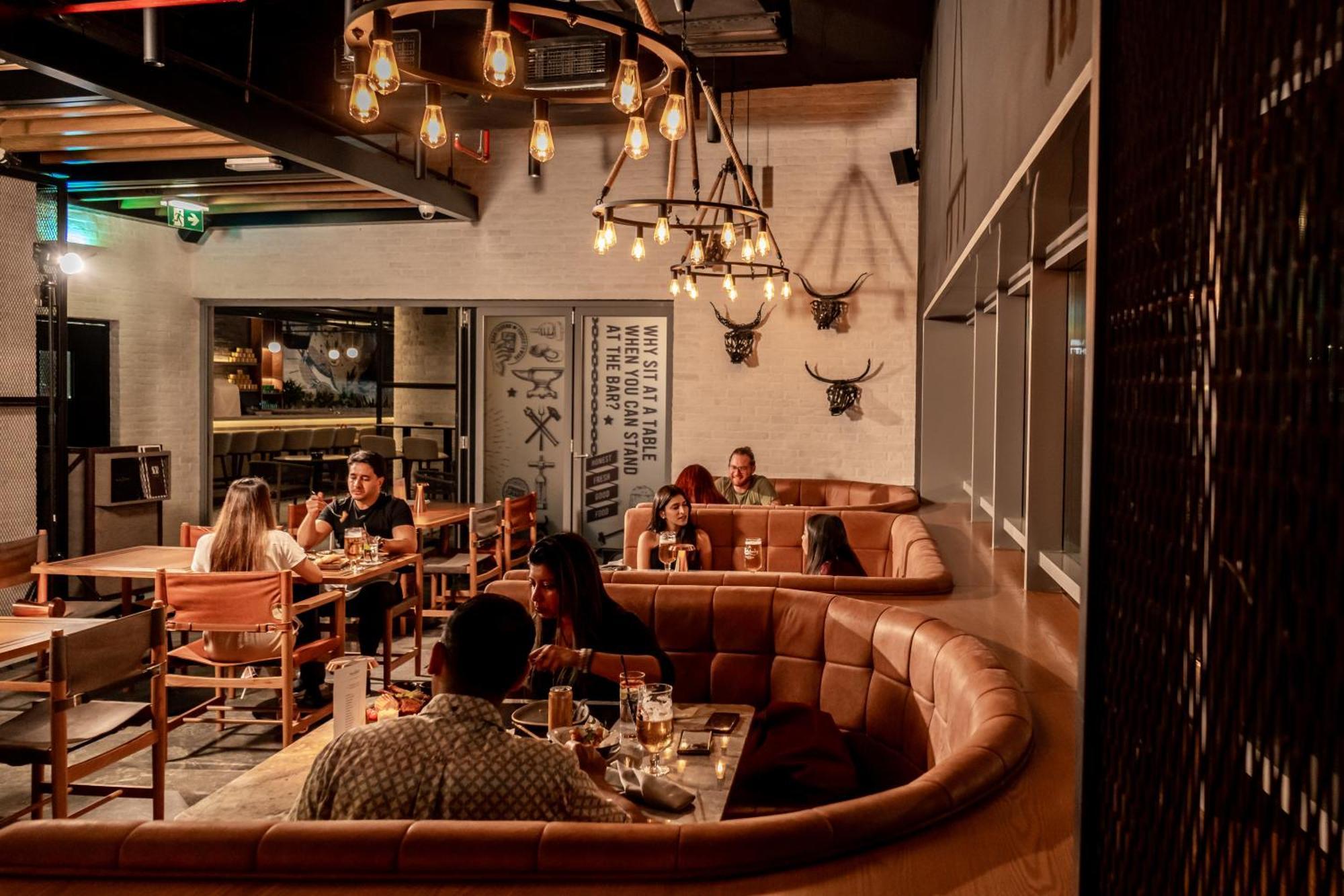 ホテル The First Collection Dubai Business Bay エクステリア 写真 The interior of the bar