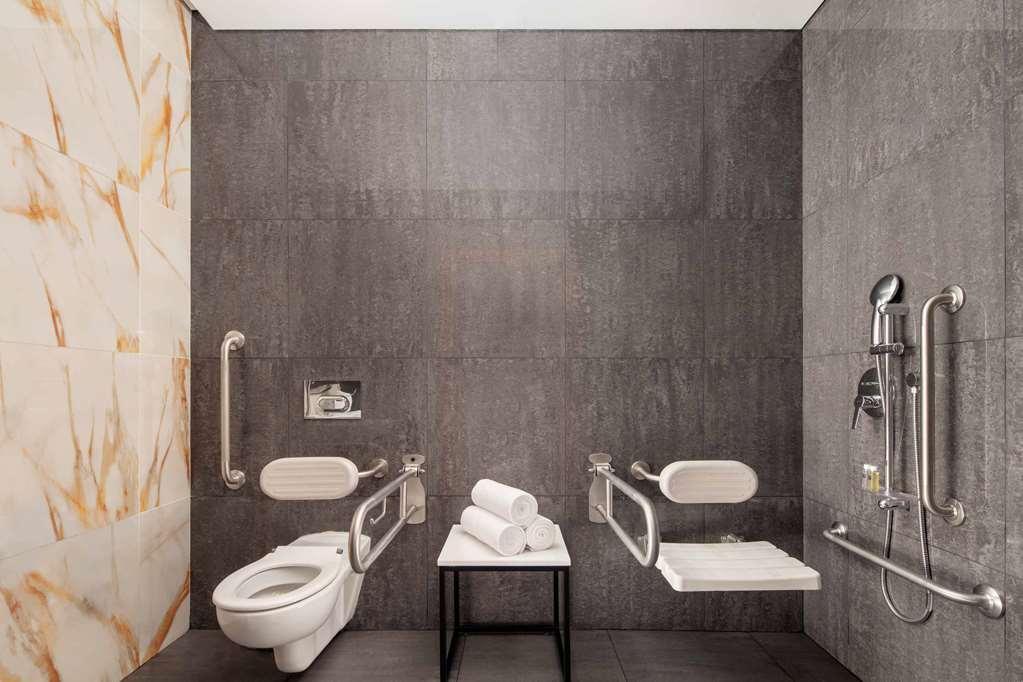 ホテル The First Collection Dubai Business Bay エクステリア 写真 Bathroom with toilet seat and shower seat